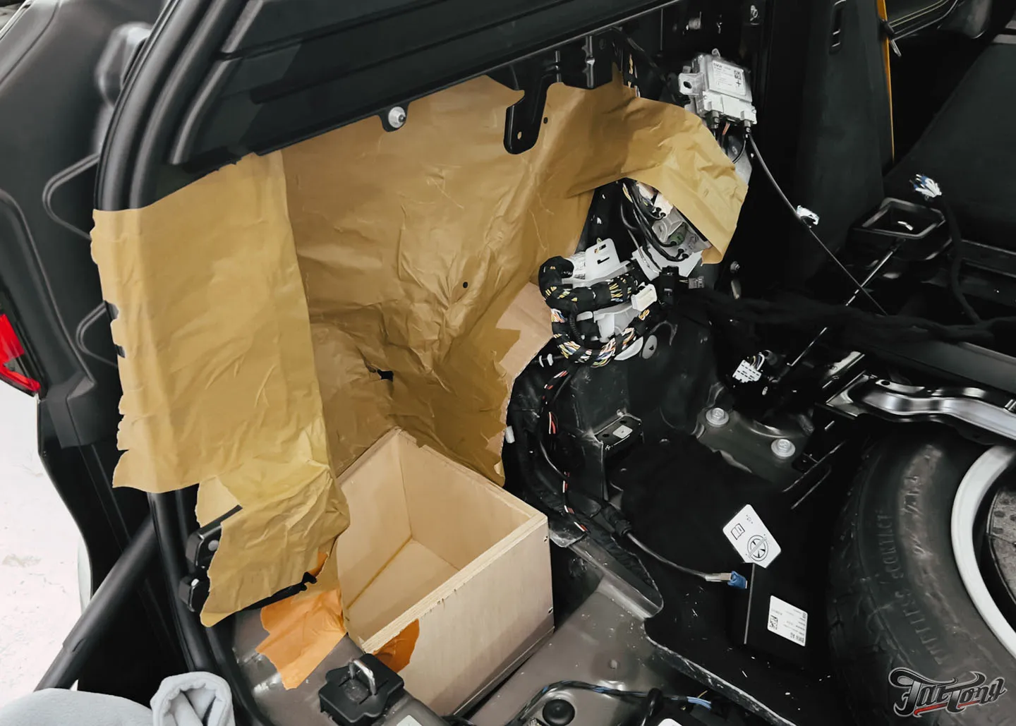 Установка сабвуферного звена и доработка акустической системы на BMW X5 M Competition